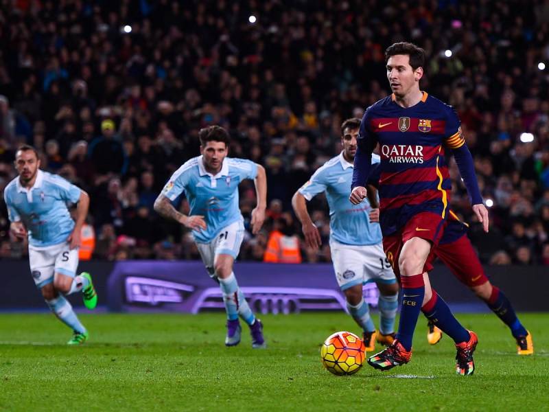 Lionel Messi pass